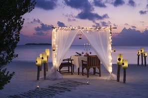 2 restaurants, breakfast, lunch, dinner served; international cuisine