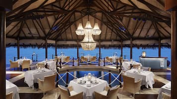 2 restaurantes, se sirven desayunos, comidas y cocina internacional