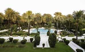 Una piscina al aire libre (de 07:00 a 19:00), sombrillas