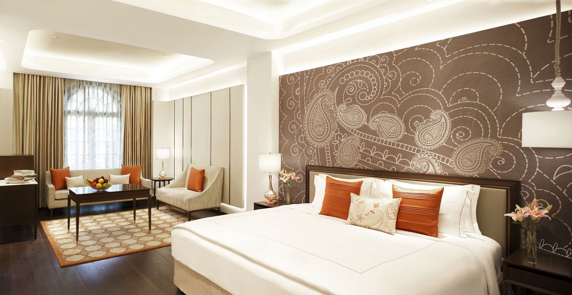 ميني بار وخزنة داخل الغرفة ومكتب ومساحة عمل للكمبيوتر المحمول