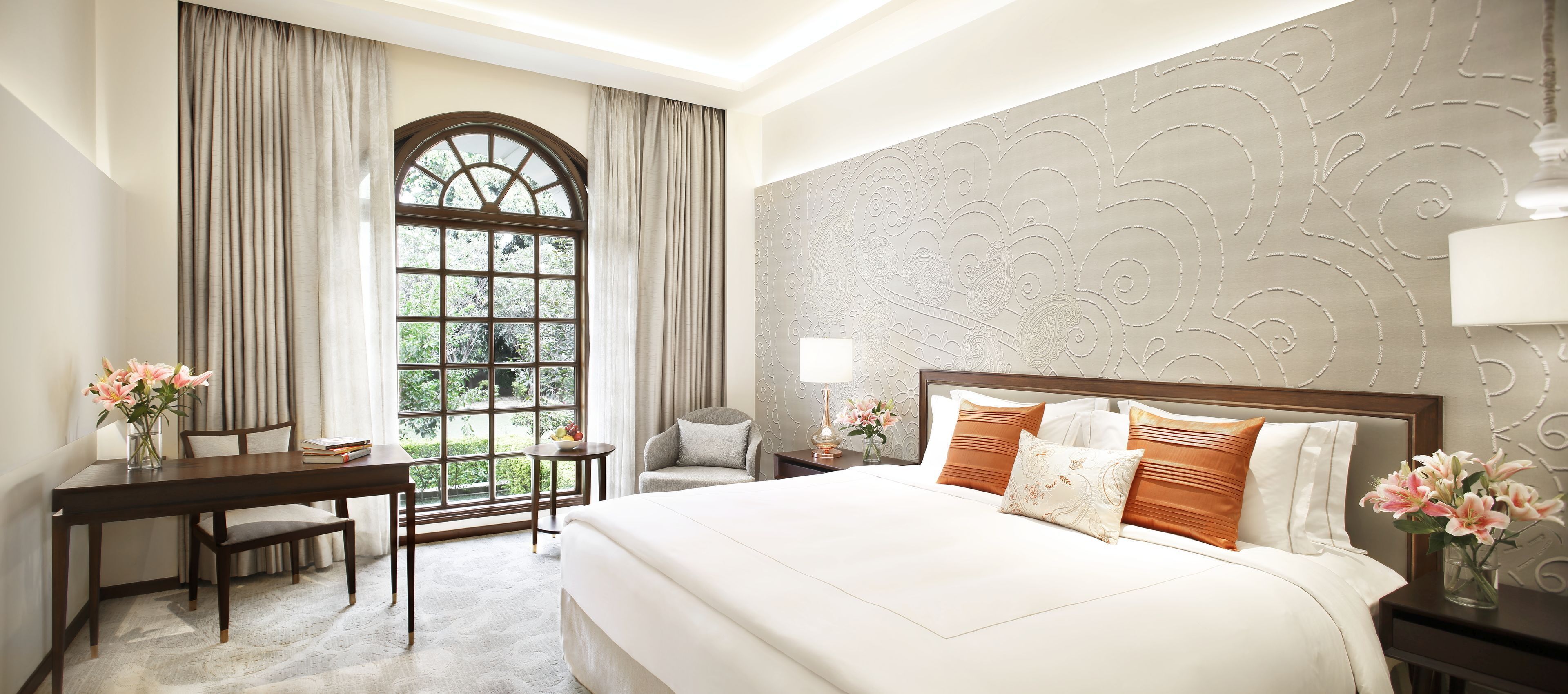 ميني بار وخزنة داخل الغرفة ومكتب ومساحة عمل للكمبيوتر المحمول