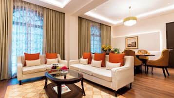 Suite Luxury | Minibar, una cassaforte in camera, una scrivania, postazione laptop