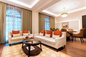 Luxury Suite | Minibar, in-room safe, desk, laptop workspace