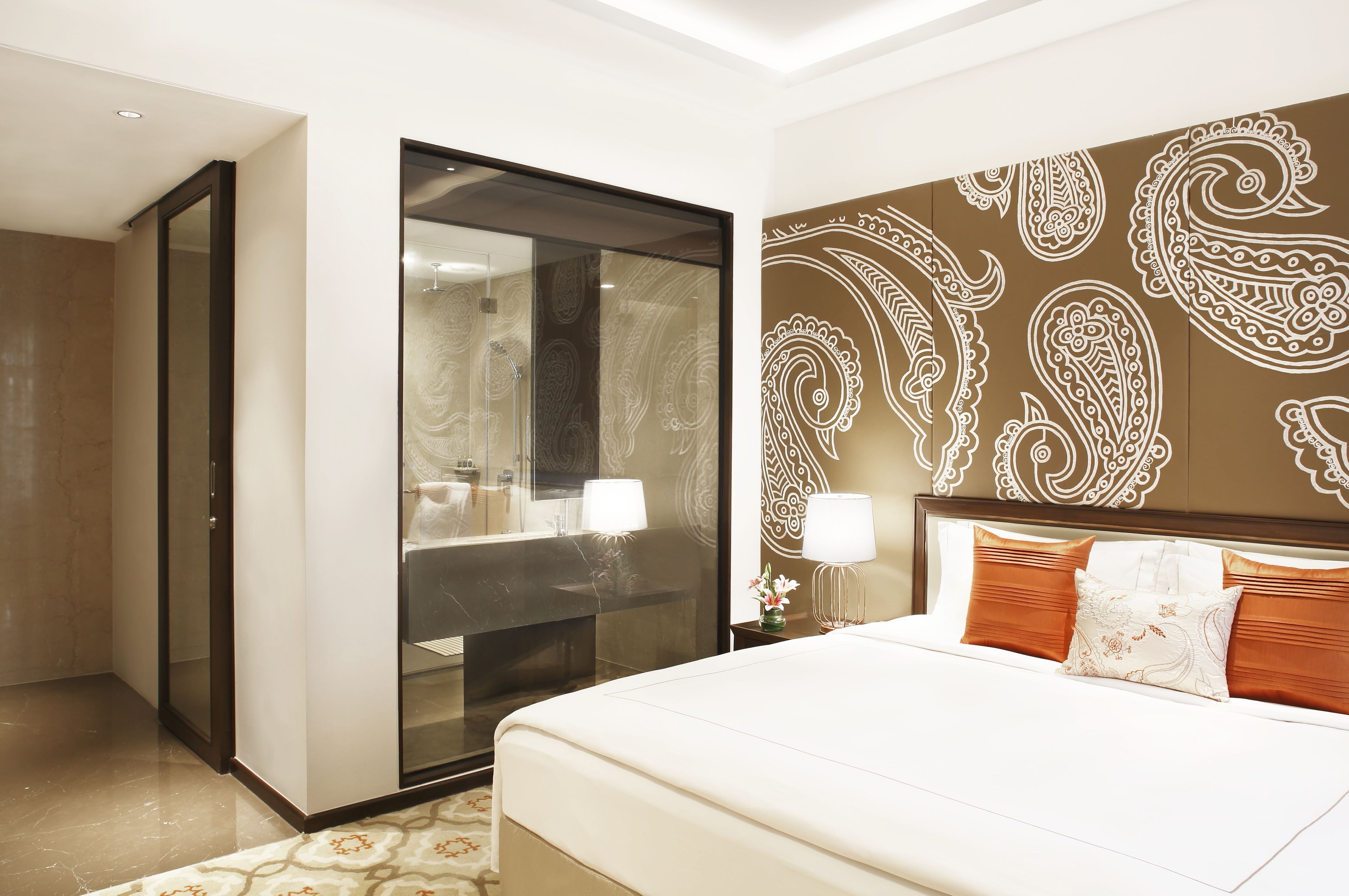 ميني بار وخزنة داخل الغرفة ومكتب ومساحة عمل للكمبيوتر المحمول