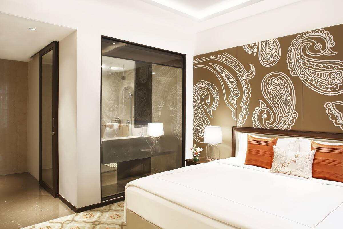 Minibar, in-room safe, desk, laptop workspace