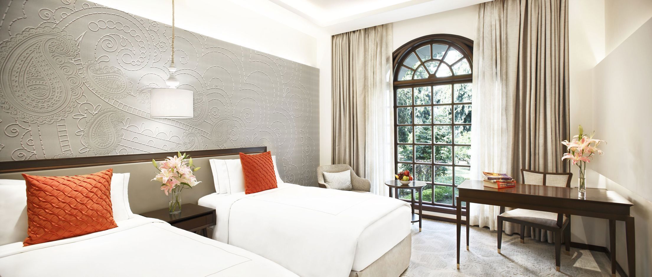 ميني بار وخزنة داخل الغرفة ومكتب ومساحة عمل للكمبيوتر المحمول