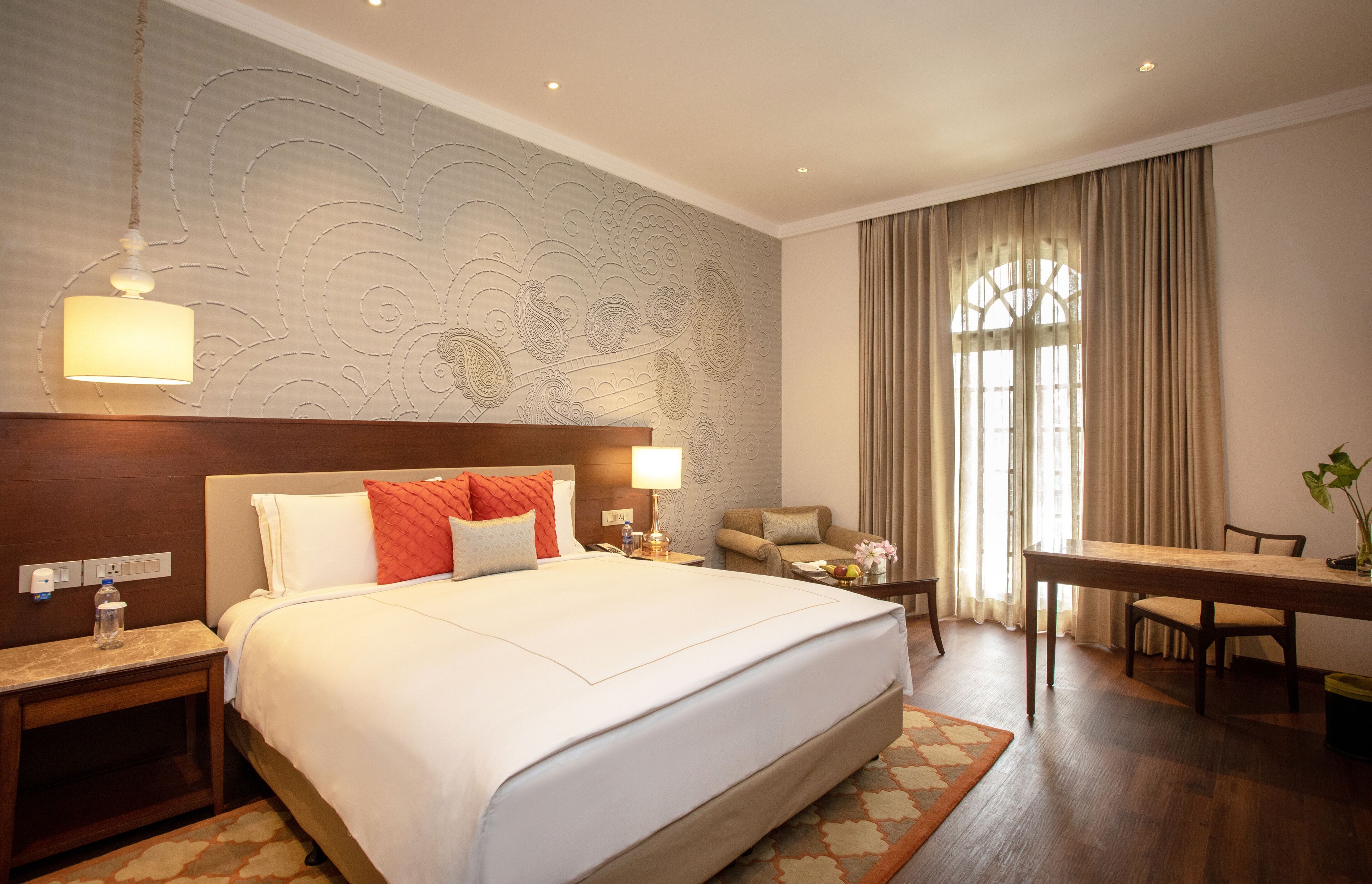 ميني بار وخزنة داخل الغرفة ومكتب ومساحة عمل للكمبيوتر المحمول