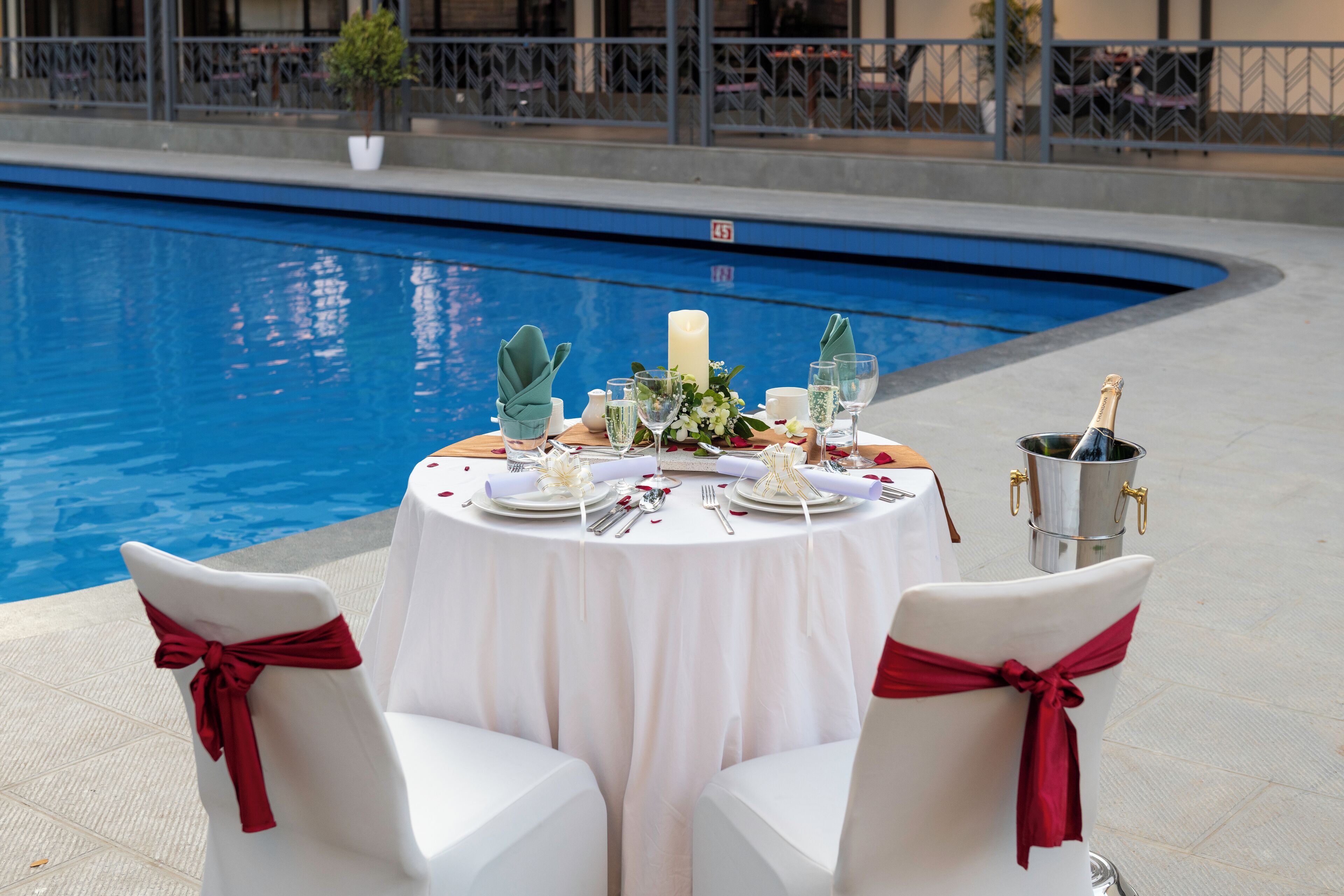 2 restaurants, breakfast, lunch, dinner served; seafood