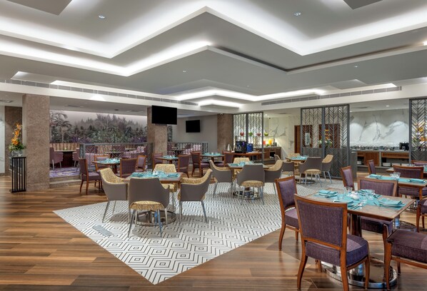 2 restaurants, breakfast, lunch, dinner served; seafood 