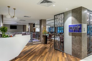 2 restaurants, servant le déjeuner et le dîner; cuisine de fruits de mer
