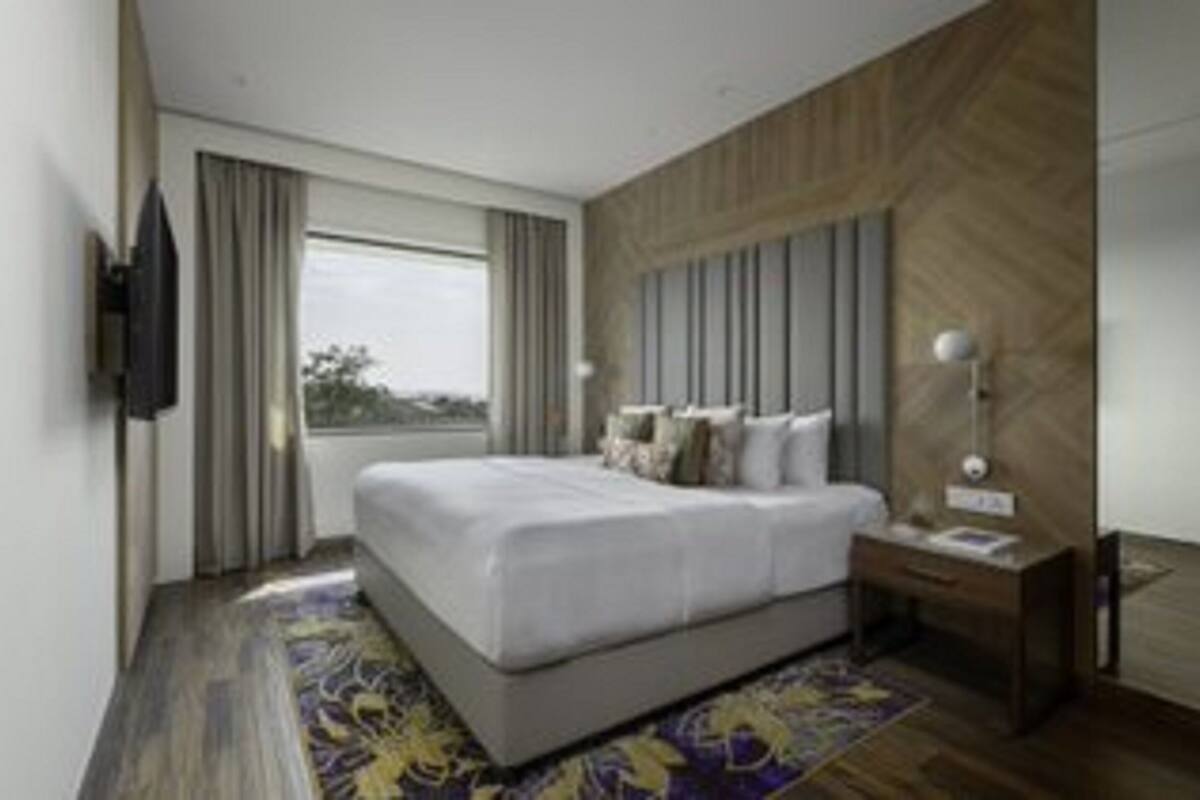 executive suite, 1 bedroom, city view | minibar, in-room safe, desk, cots/infant beds