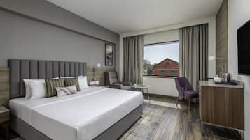 Minibar, két bảo mật tại phòng, bàn