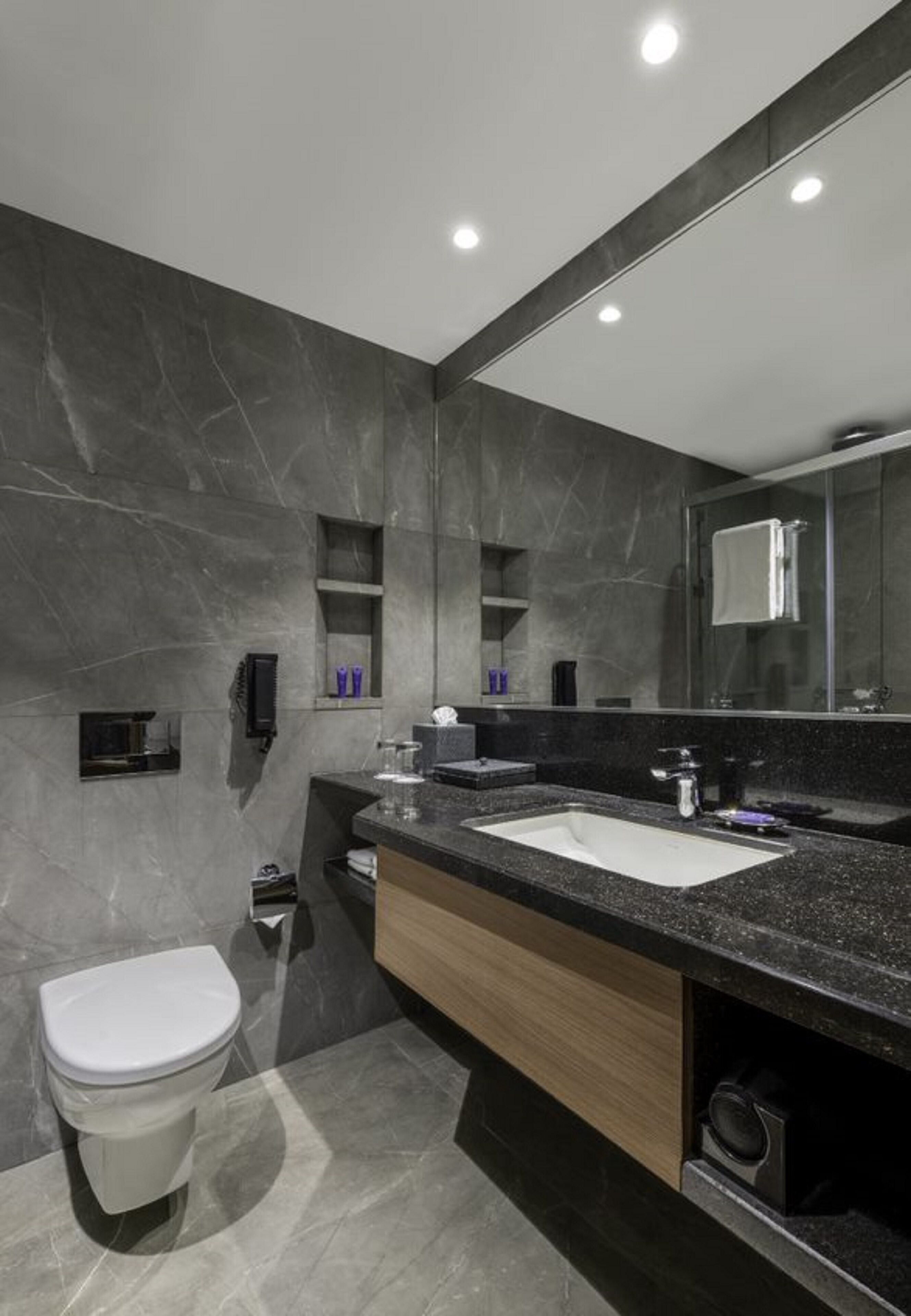 combined shower/bathtub, deep-soaking bathtub, free toiletries