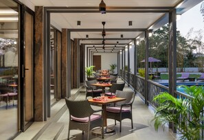 2 restaurantes, se sirven desayunos, comidas, cenas y mariscos