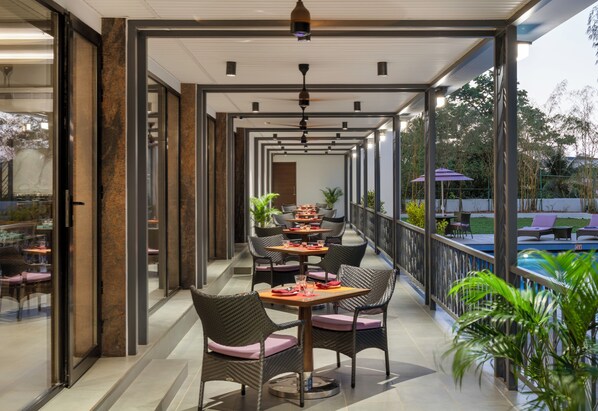 2 restaurants; breakfast, lunch and dinner served 