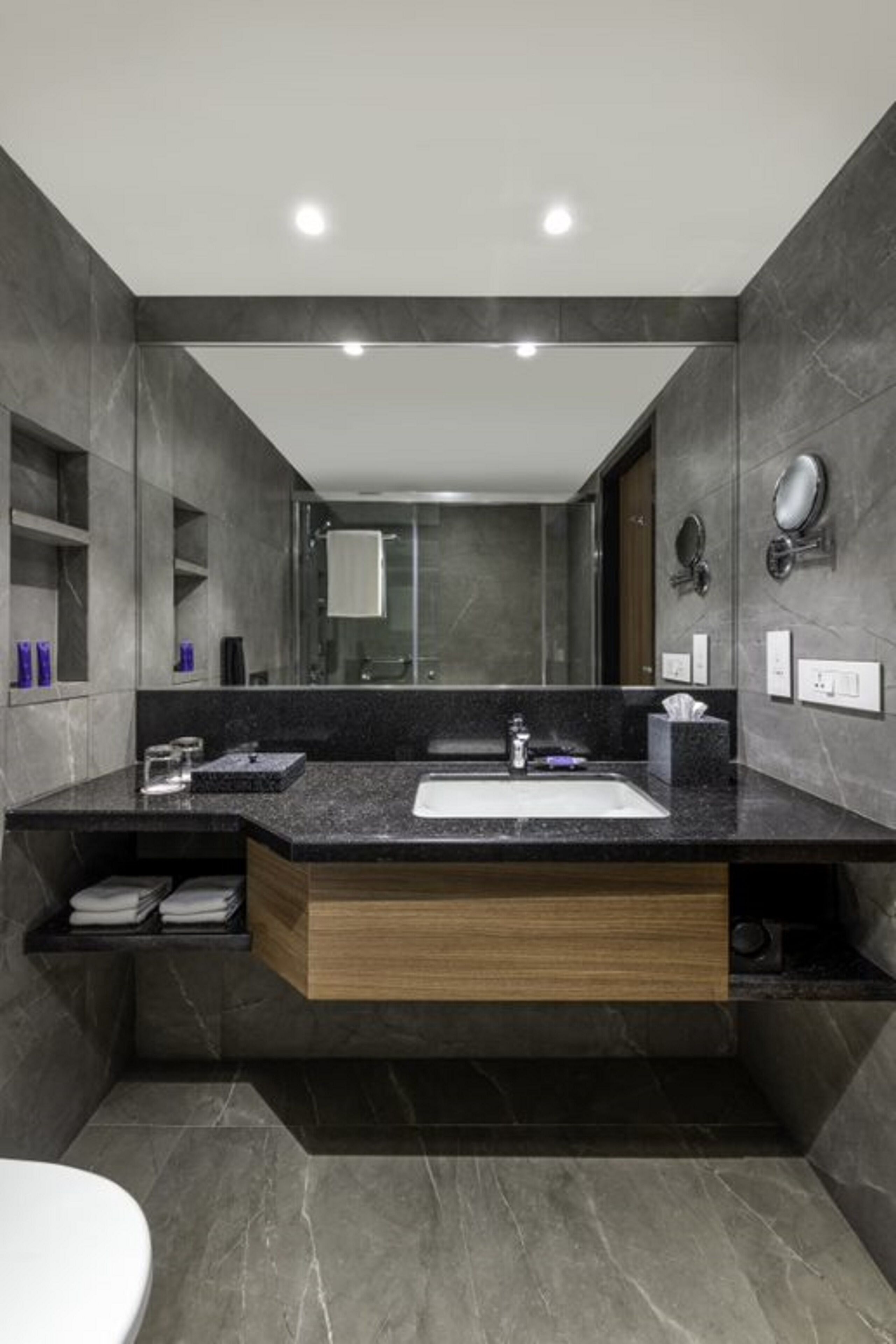 combined shower/bathtub, deep-soaking bathtub, free toiletries