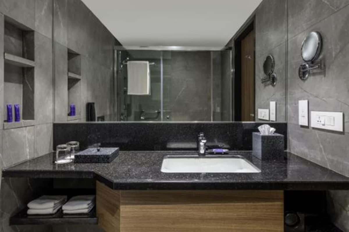 combined shower/bathtub, deep-soaking bathtub, free toiletries