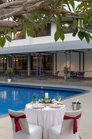 2 restaurants, breakfast, lunch, dinner served; seafood