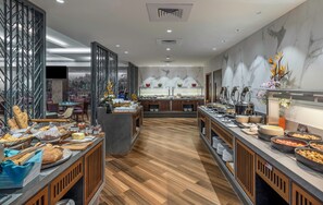 2 restaurantes, se sirven desayunos, comidas, cenas y mariscos