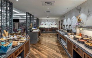 2 restaurantes; se sirve desayuno, almuerzo y cena; mariscos