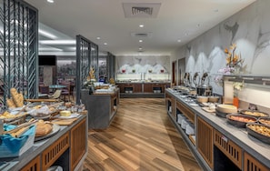 2 restaurants, breakfast, lunch, dinner served; seafood
