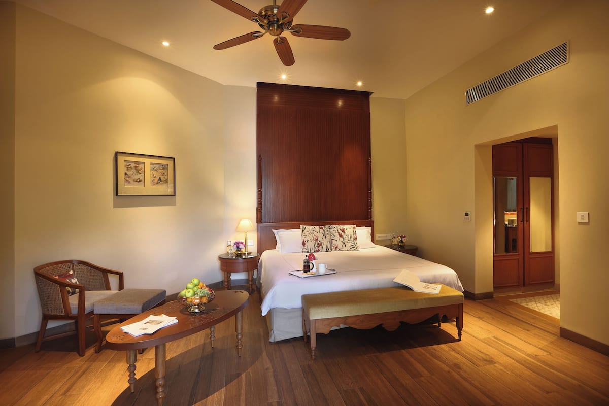 Room, 1 King Bed, Lagoon View (Heritage)