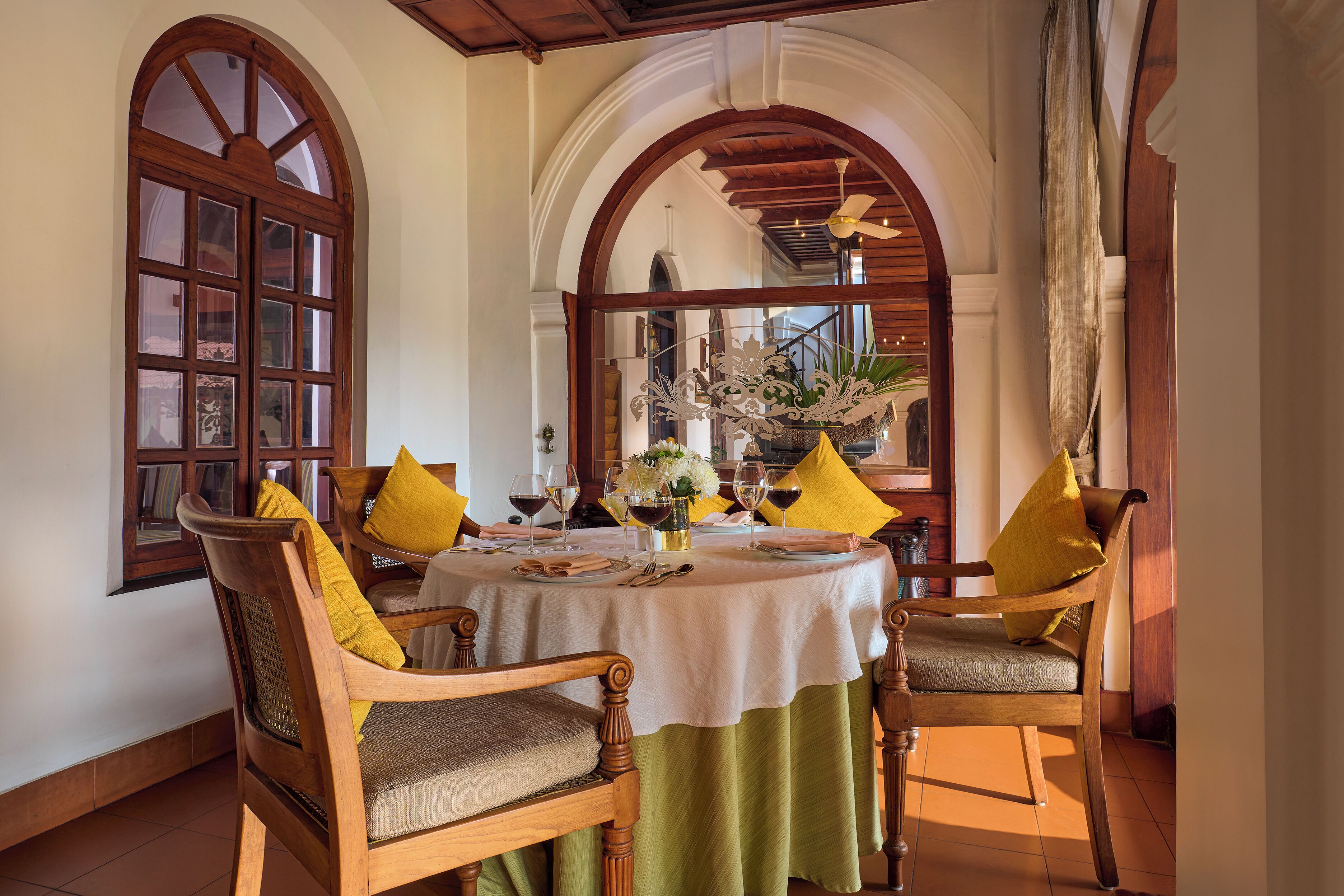 3 restaurants, breakfast served