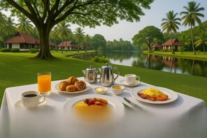 3 restaurants; s'hi serveixen esmorzars, dinars i sopars