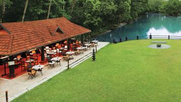 3 restaurantes, se sirve desayuno