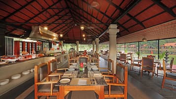 3 nhà hàng, phục vụ bữa sáng