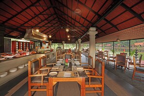 3 restaurants, breakfast served