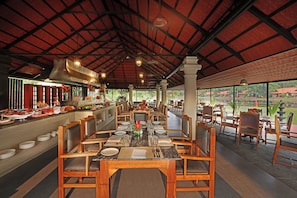 3 restaurants, breakfast served
