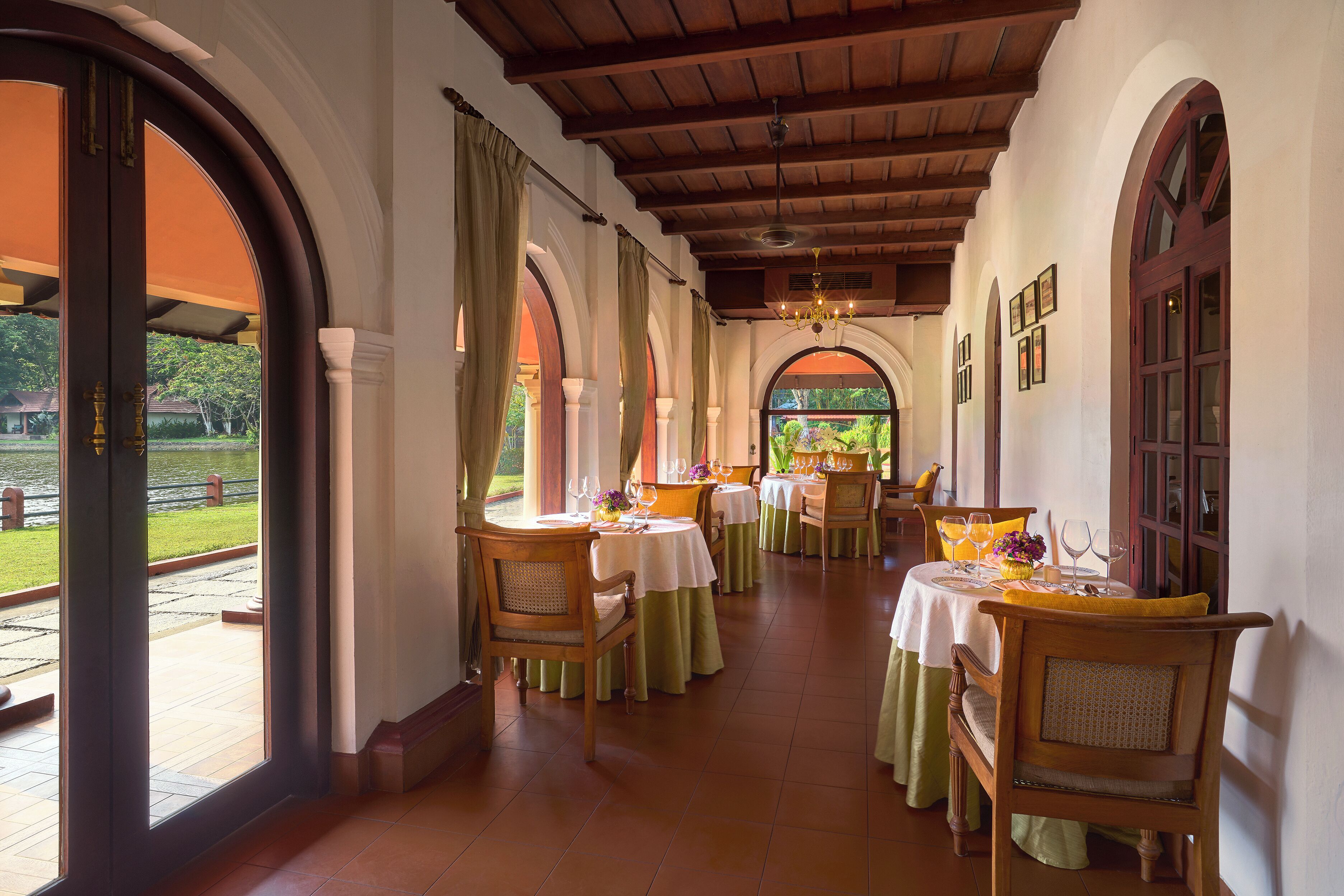 3 restaurants, breakfast served