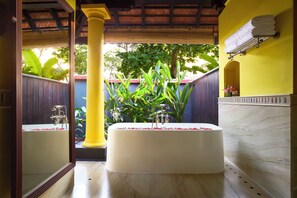 Douche, douche à « effet pluie », articles de toilette de luxe