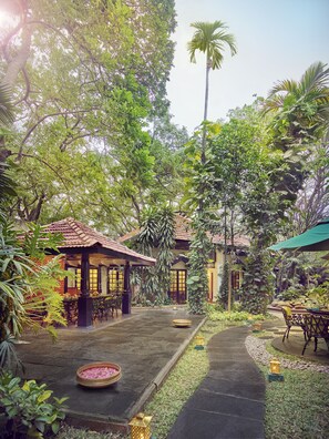 2 间餐厅，供应午餐和晚餐，国际美食