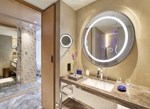 Shower, free toiletries, hair dryer, bathrobes - Vivanta Bengaluru Residency Road (Bengaluru)