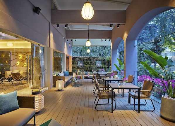 2 restaurants, lunch, dinner served; international cuisine