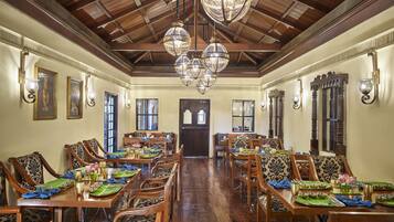 2 restaurants; lunch and dinner served