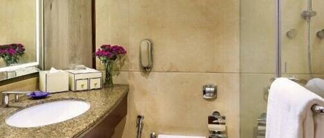 Un bagno moderno con uno specchio grande, due lavabi, un water e un box doccia in vetro.