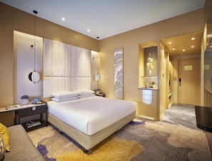 Premium Room, 1 Double Bed | Premium bedding, down duvets, minibar, in-room safe