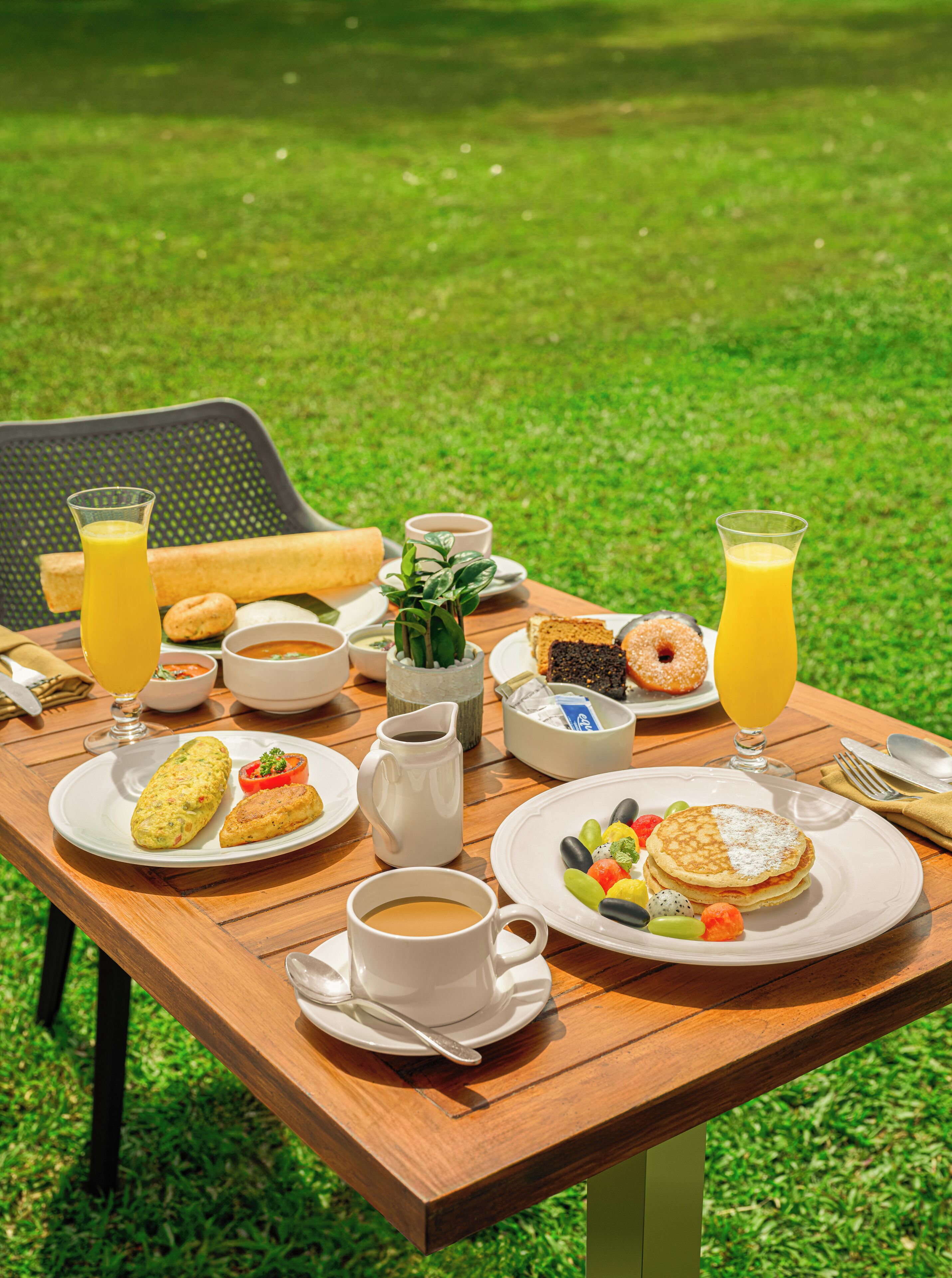 Breakfast, lunch, dinner served; pool views