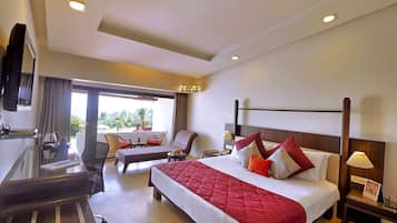 Deluxe Sea View Room Queen Bed | Minibar, in-room safe, desk, blackout drapes