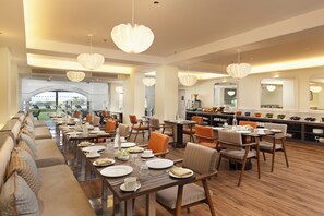 Se sirven desayunos, almuerzos y cenas (con vistas a la piscina) 