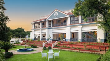 Junior Suite, 1 King Bed, Garden View | Garden view