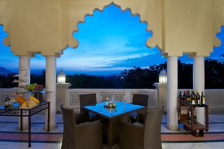 2 restaurants, breakfast served