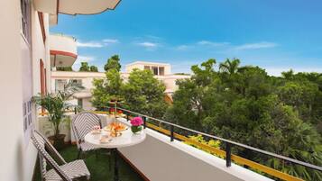 Executive Room, 1 Double Bed | Premium bedding, minibar, in-room safe, desk