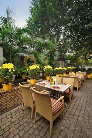 Restaurante. Ambassador, New Delhi - IHCL SeleQtions