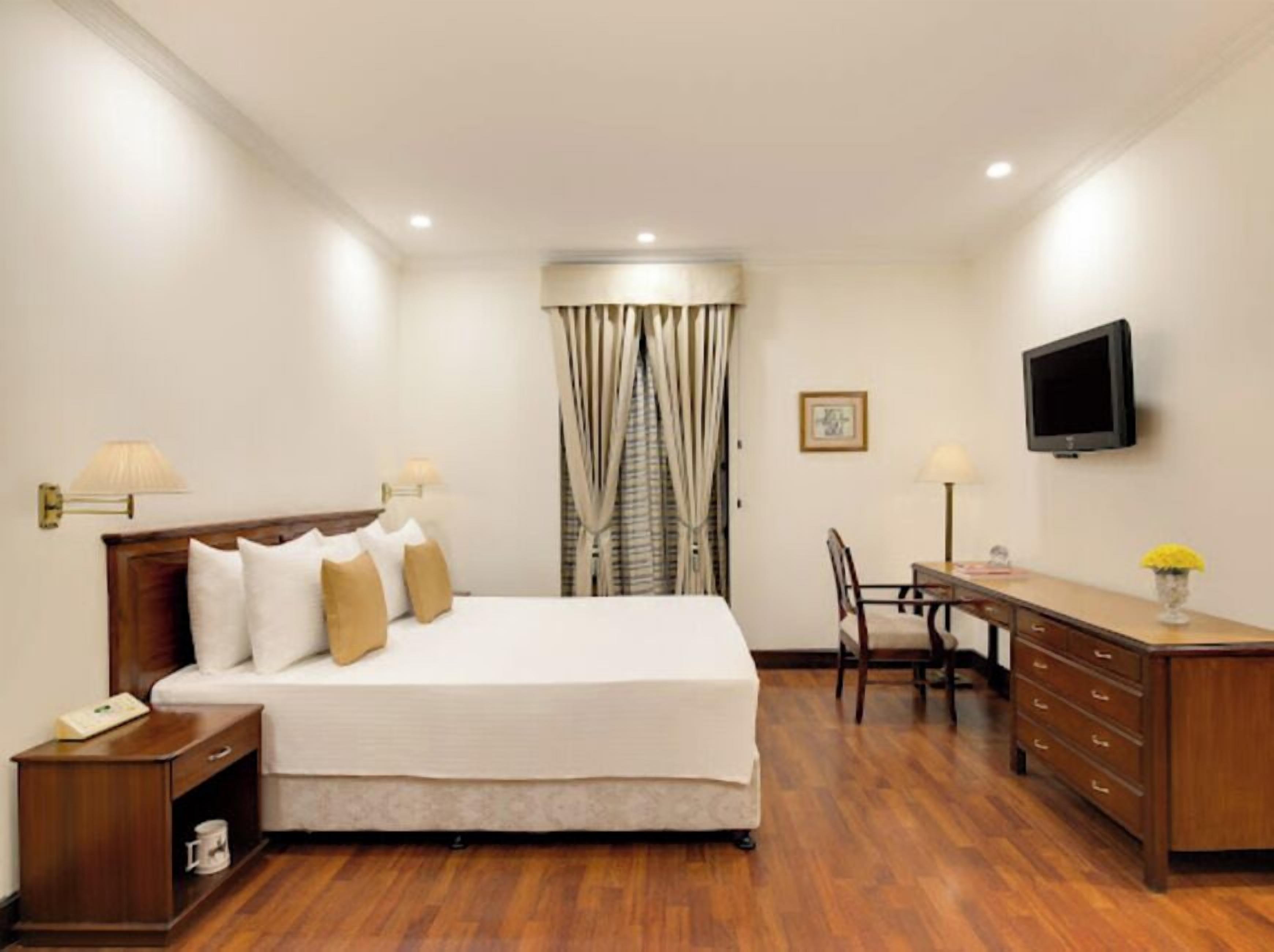 Habitación superior, 1 cama de matrimonio (Charm) | Ropa de cama de alta calidad, minibar, caja fuerte y escritorio