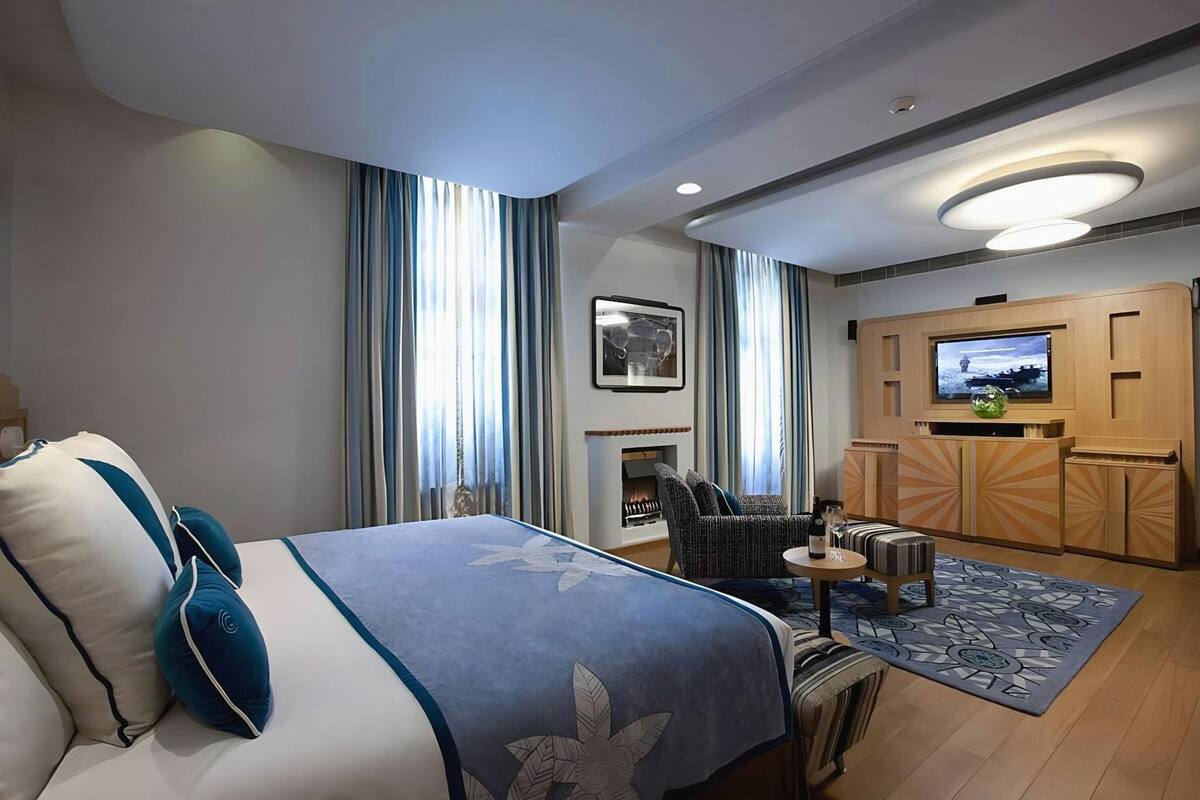 Roupas de cama premium, frigobar, cofres nos quartos, escrivaninha