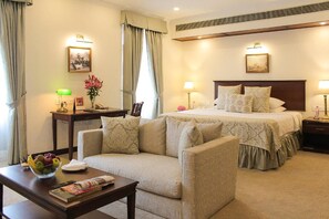 Executive Room, 1 Double Bed | Premium bedding, minibar, in-room safe, desk